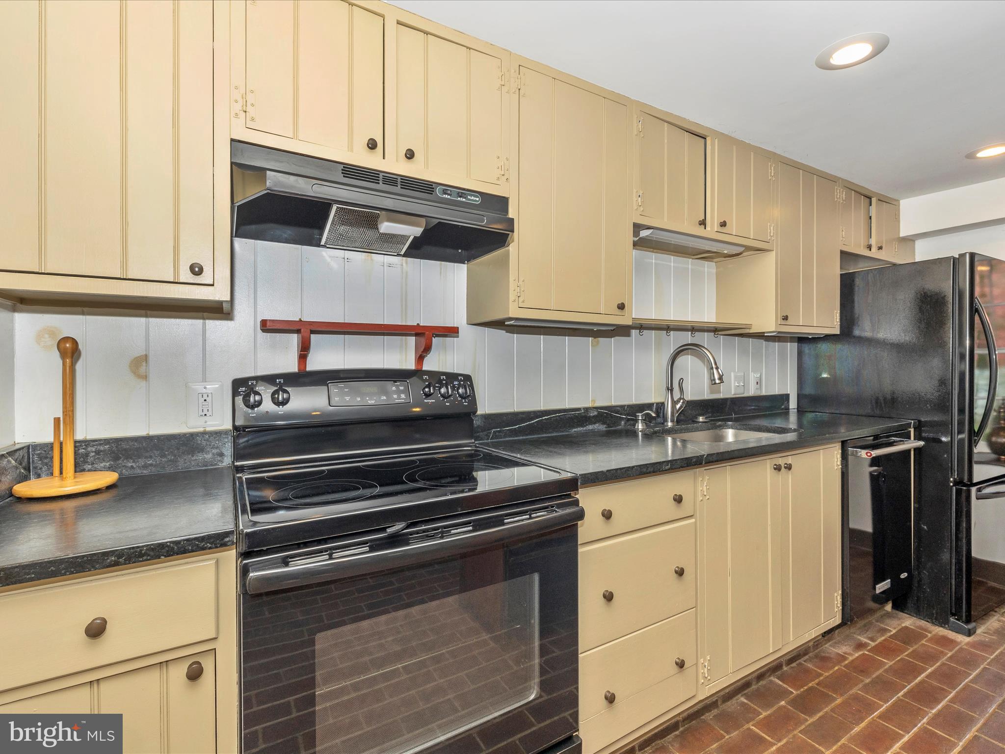 120 E Main St