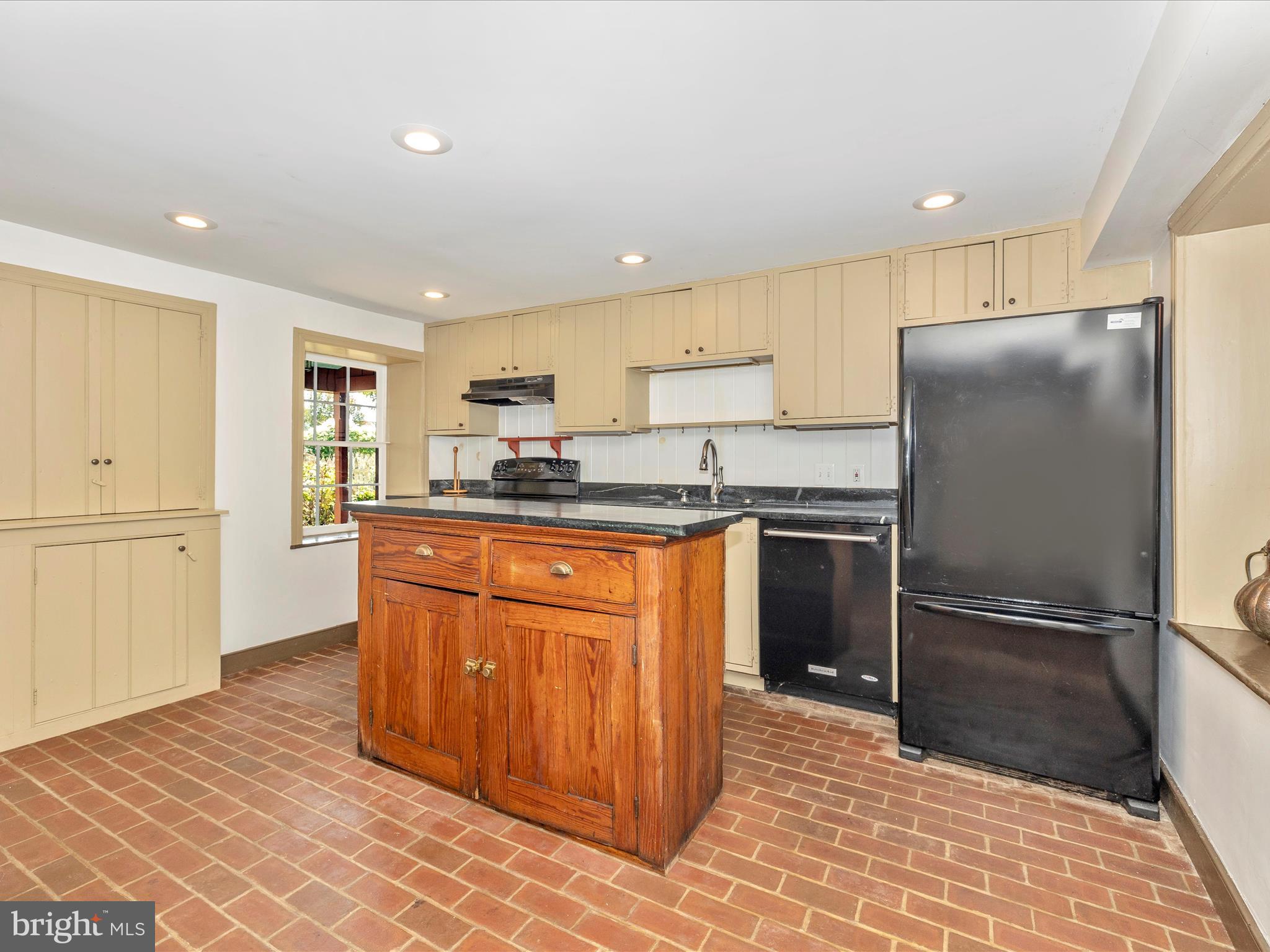 120 E Main St