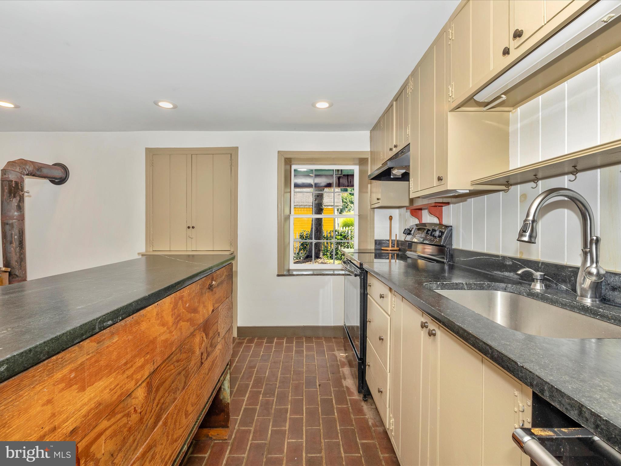 120 E Main St