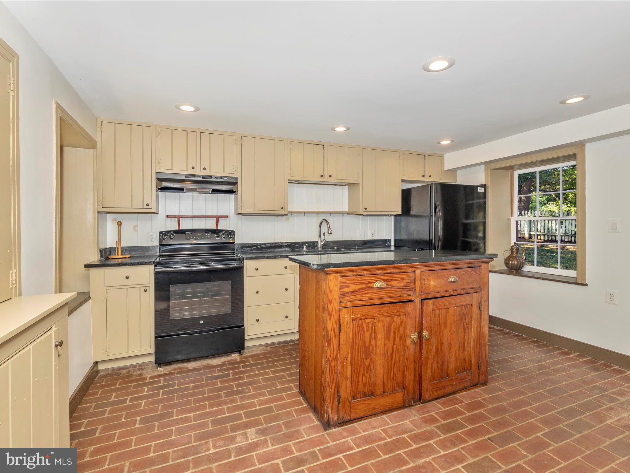 120 E Main St