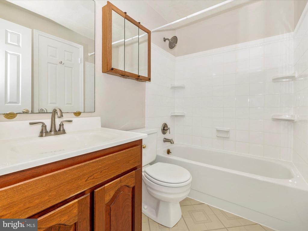 5801 Farmgate Ct