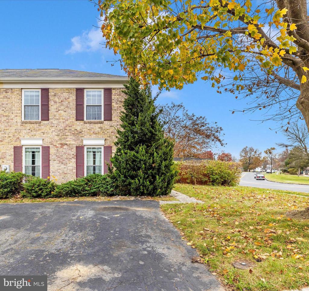 5801 Farmgate Ct