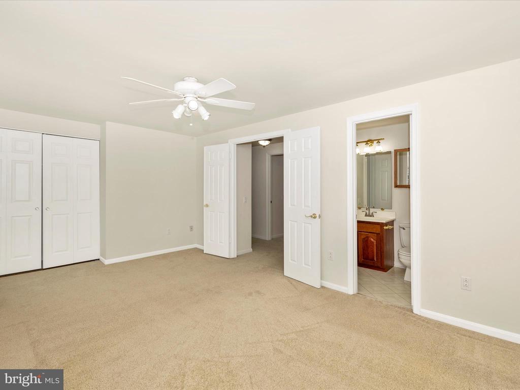5801 Farmgate Ct