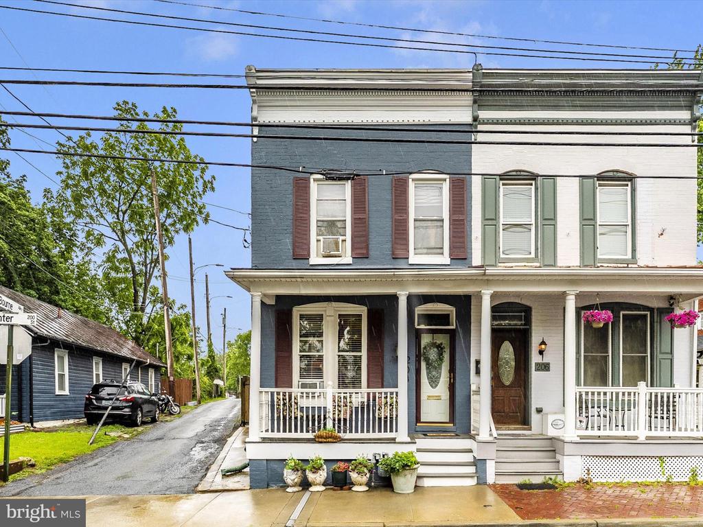 204 Center St