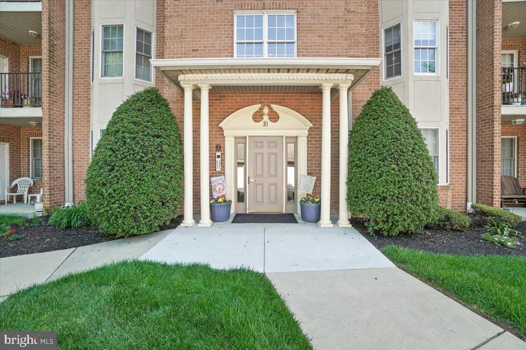 10 Rosewood Ct #102