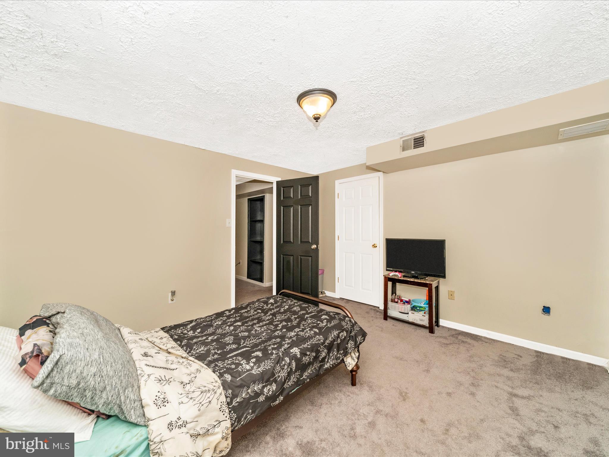 5004 Mallard Ln