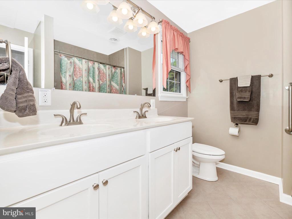 8102 Glendale Dr