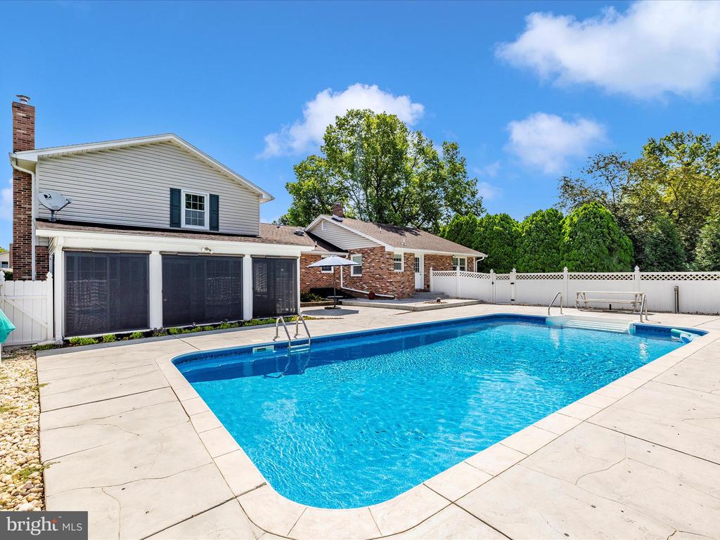 8102 Glendale Dr
