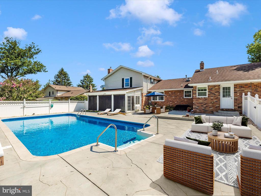 8102 Glendale Dr
