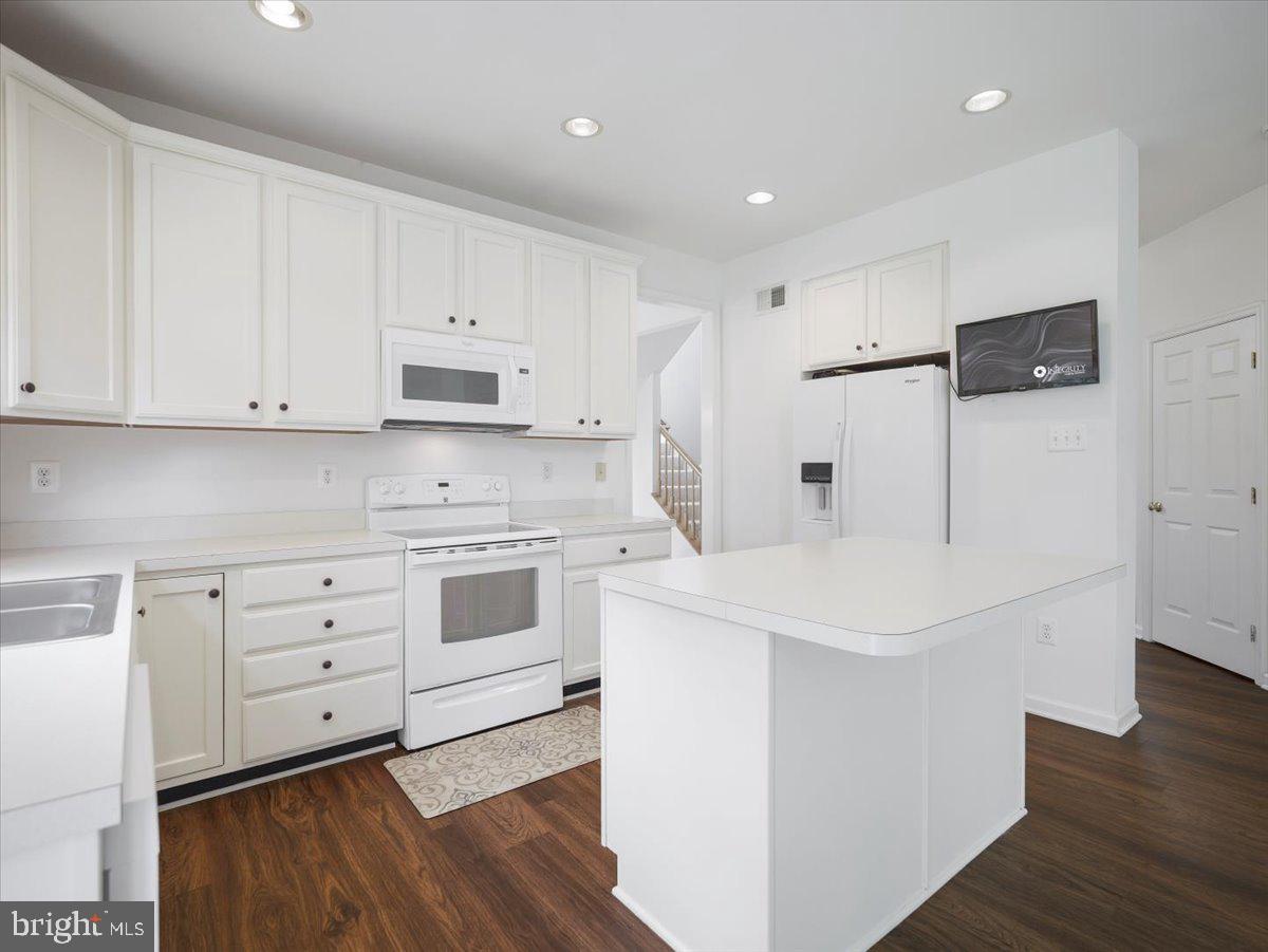 1721 DEARBOUGHT DRIVE