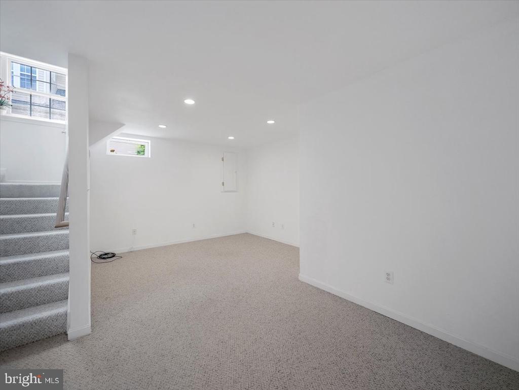 1721 DEARBOUGHT DRIVE