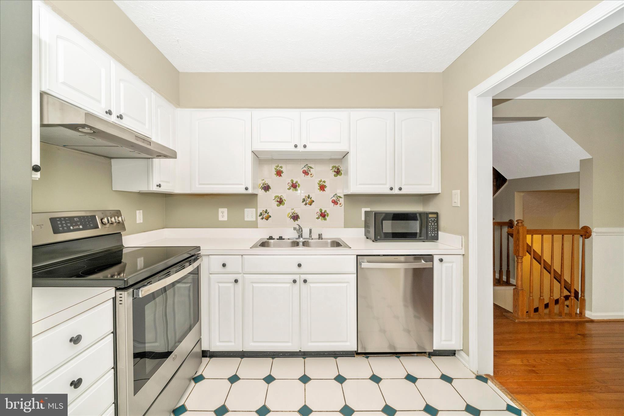 1810 SEBASTIAN BOULEVARD