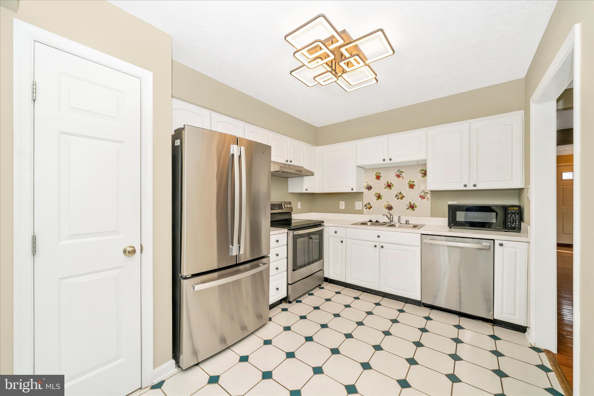 1810 SEBASTIAN BOULEVARD