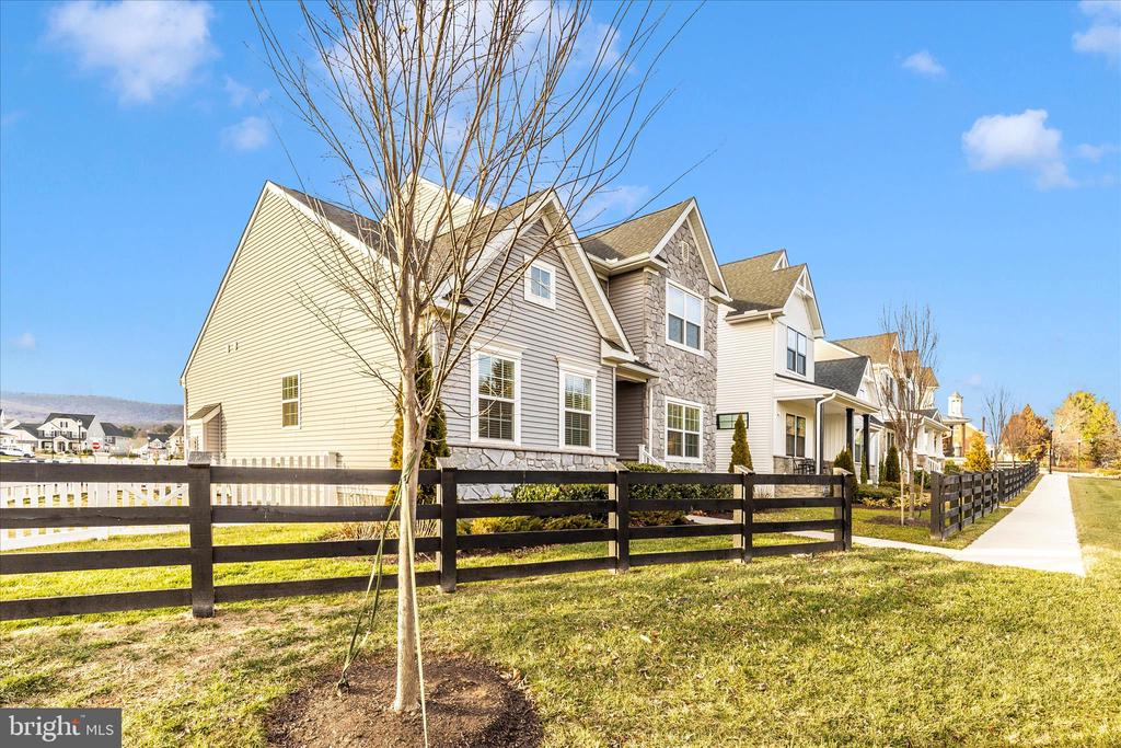 1600 HOBBLE TRAIL