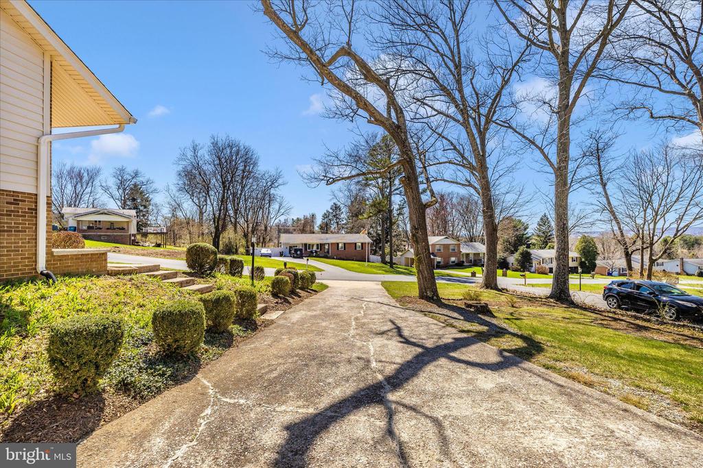 4614 PINEWOOD TRAIL