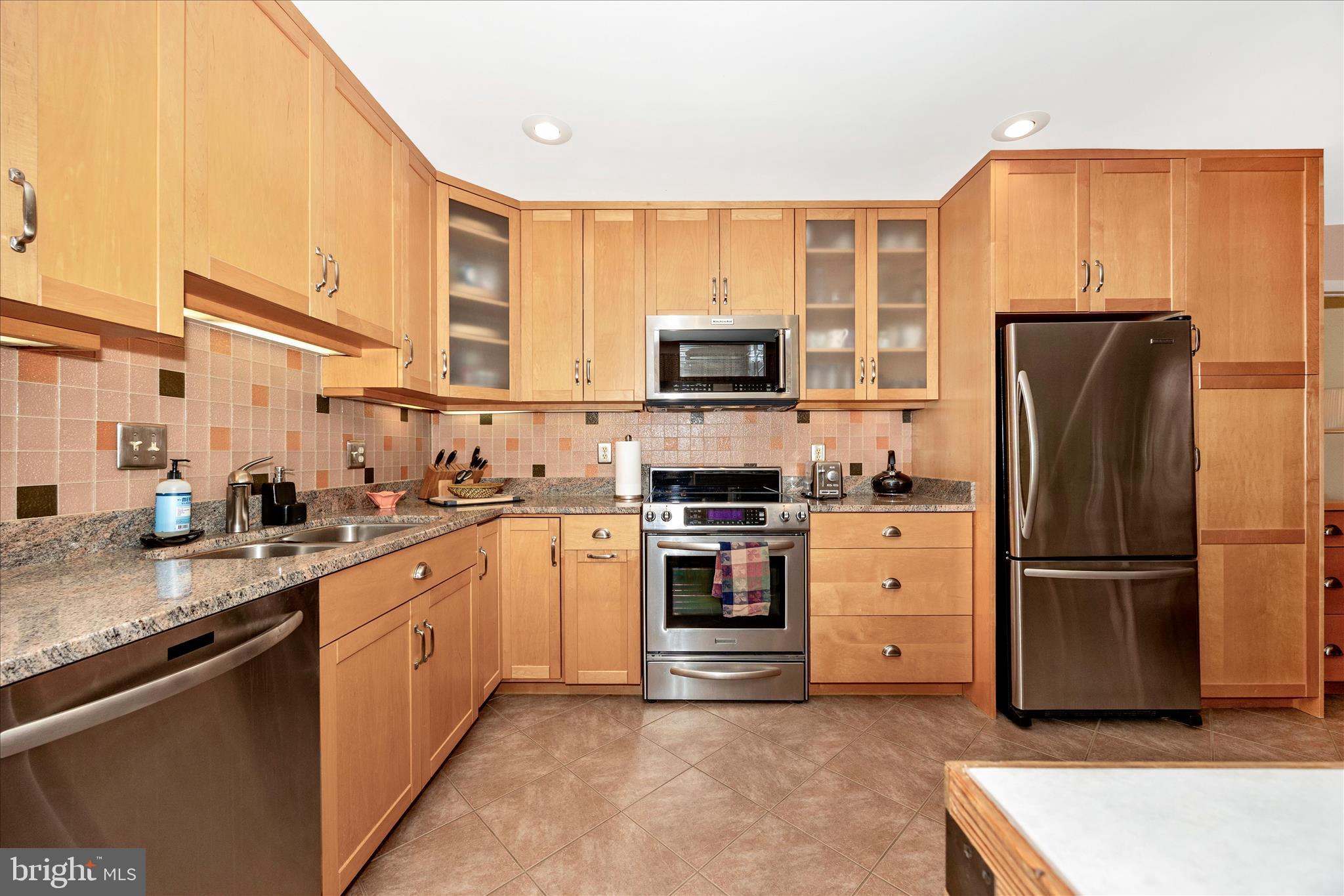 8022 FIELDSTONE DRIVE