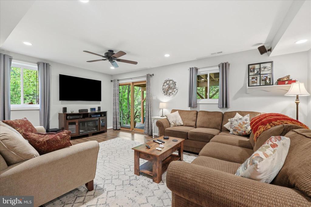 6714 MEADOWLAWN CIRCLE