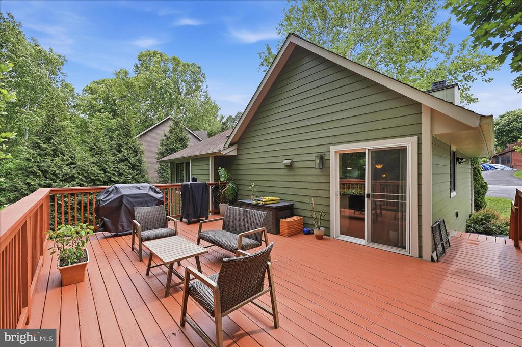 6714 MEADOWLAWN CIRCLE