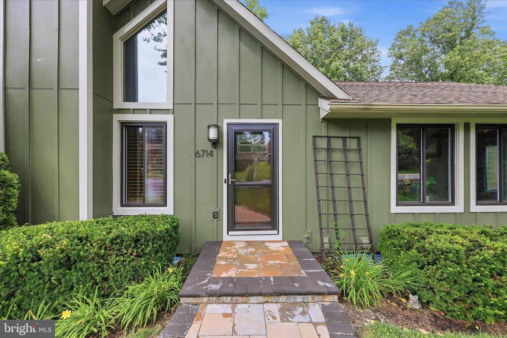 6714 MEADOWLAWN CIRCLE
