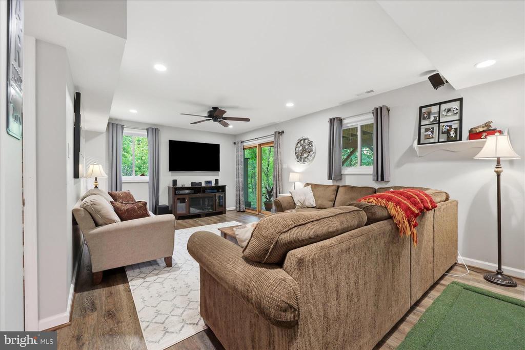6714 MEADOWLAWN CIRCLE