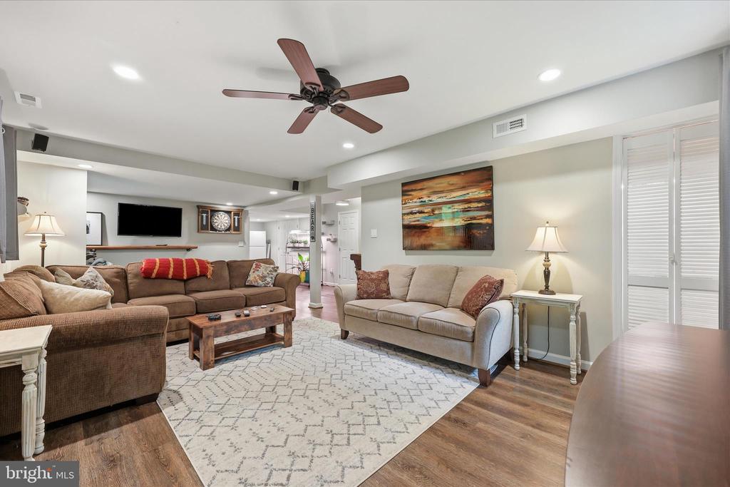 6714 MEADOWLAWN CIRCLE