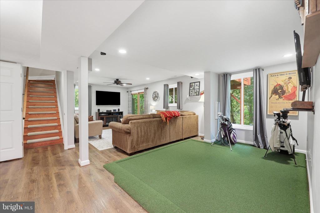 6714 MEADOWLAWN CIRCLE