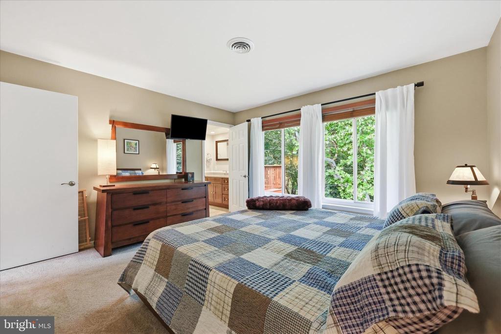 6714 MEADOWLAWN CIRCLE