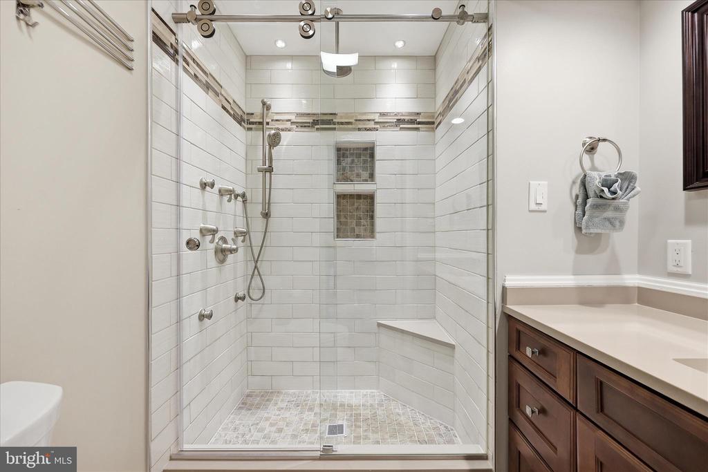 6714 MEADOWLAWN CIRCLE