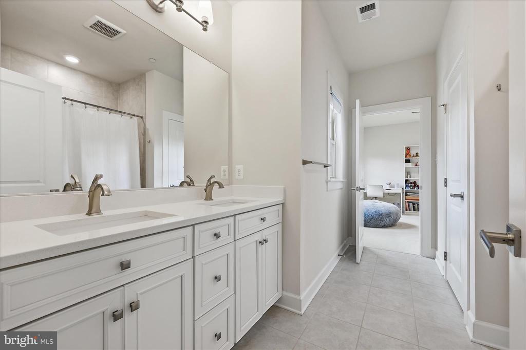 7116 STARMOUNT COURT