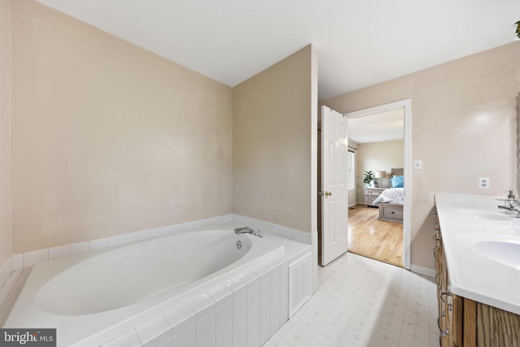 8404 GROSSNICKLE COURT