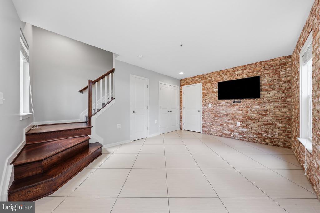 1402 WHEYFIELD DRIVE