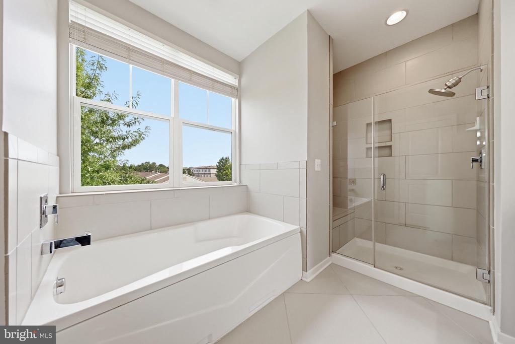 1402 WHEYFIELD DRIVE