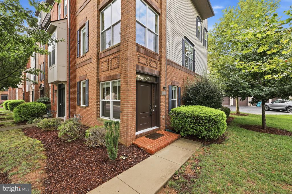 1402 WHEYFIELD DRIVE