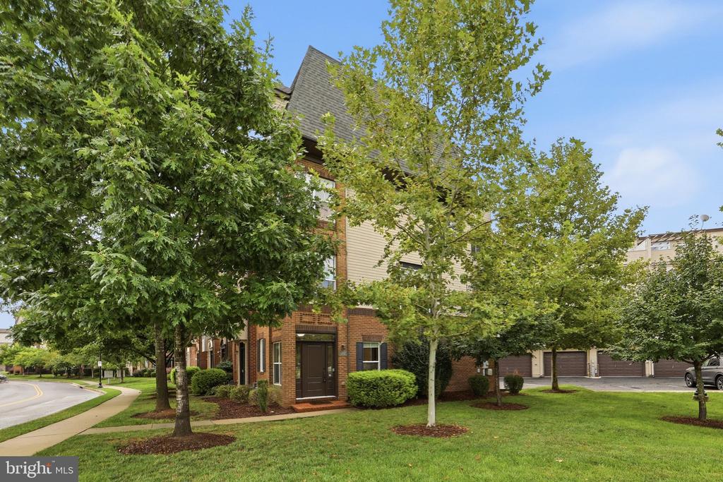 1402 WHEYFIELD DRIVE