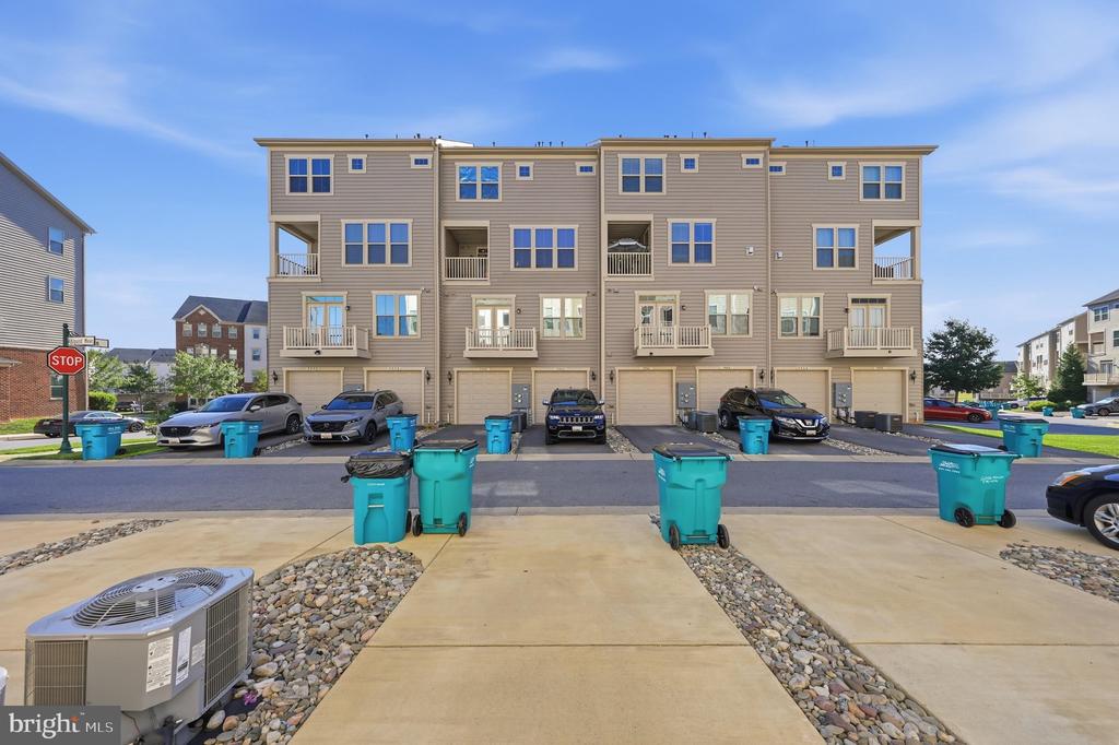 6042 FORUM SQUARE
