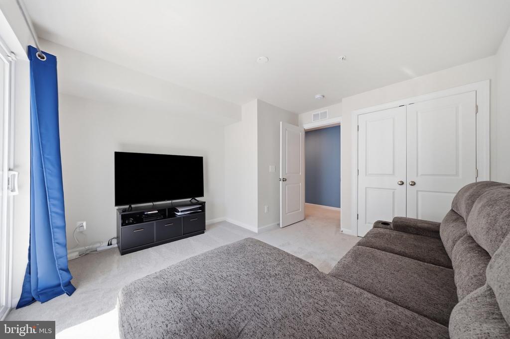 6042 FORUM SQUARE