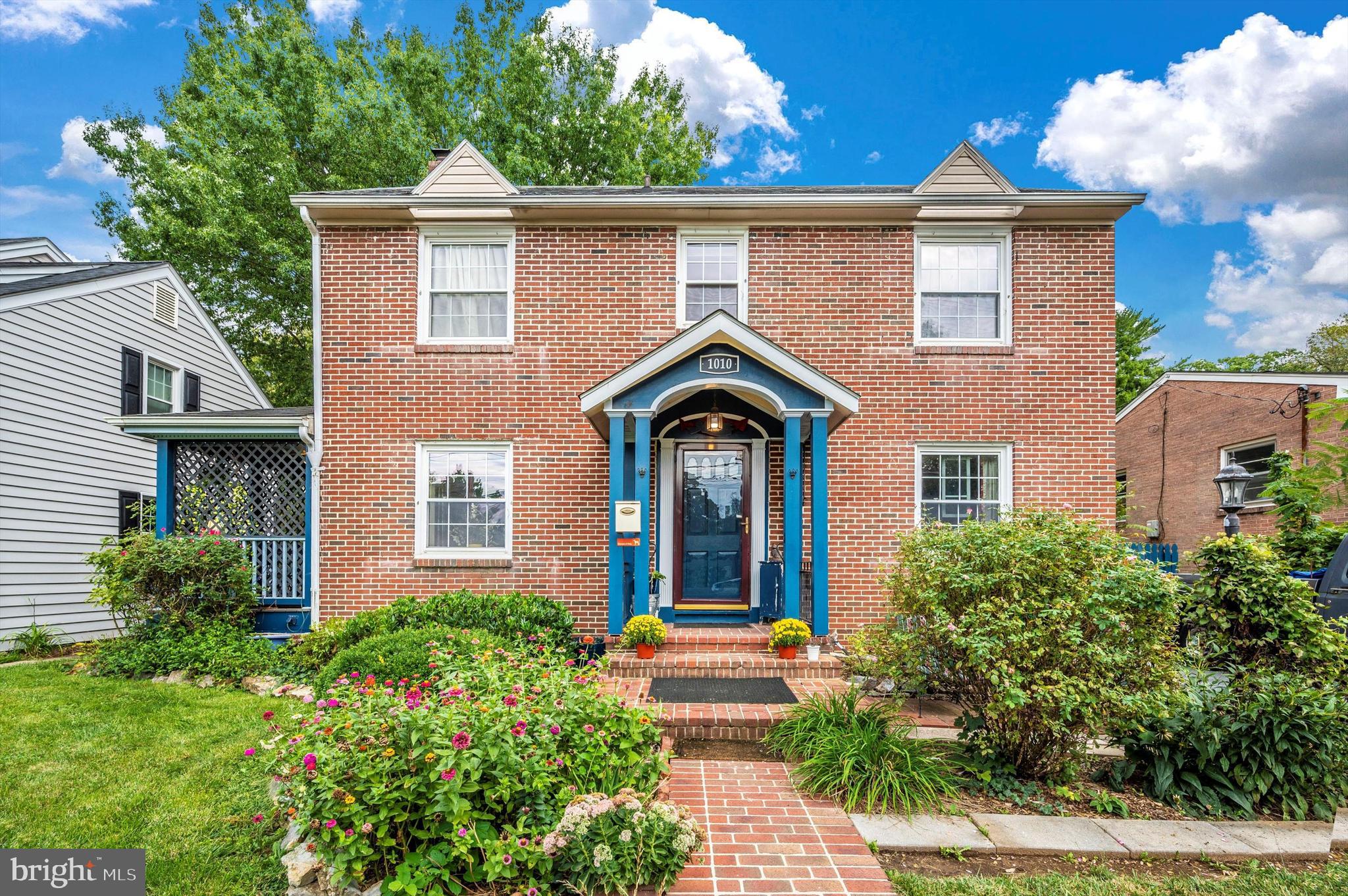 1010 WOODLAND WAY