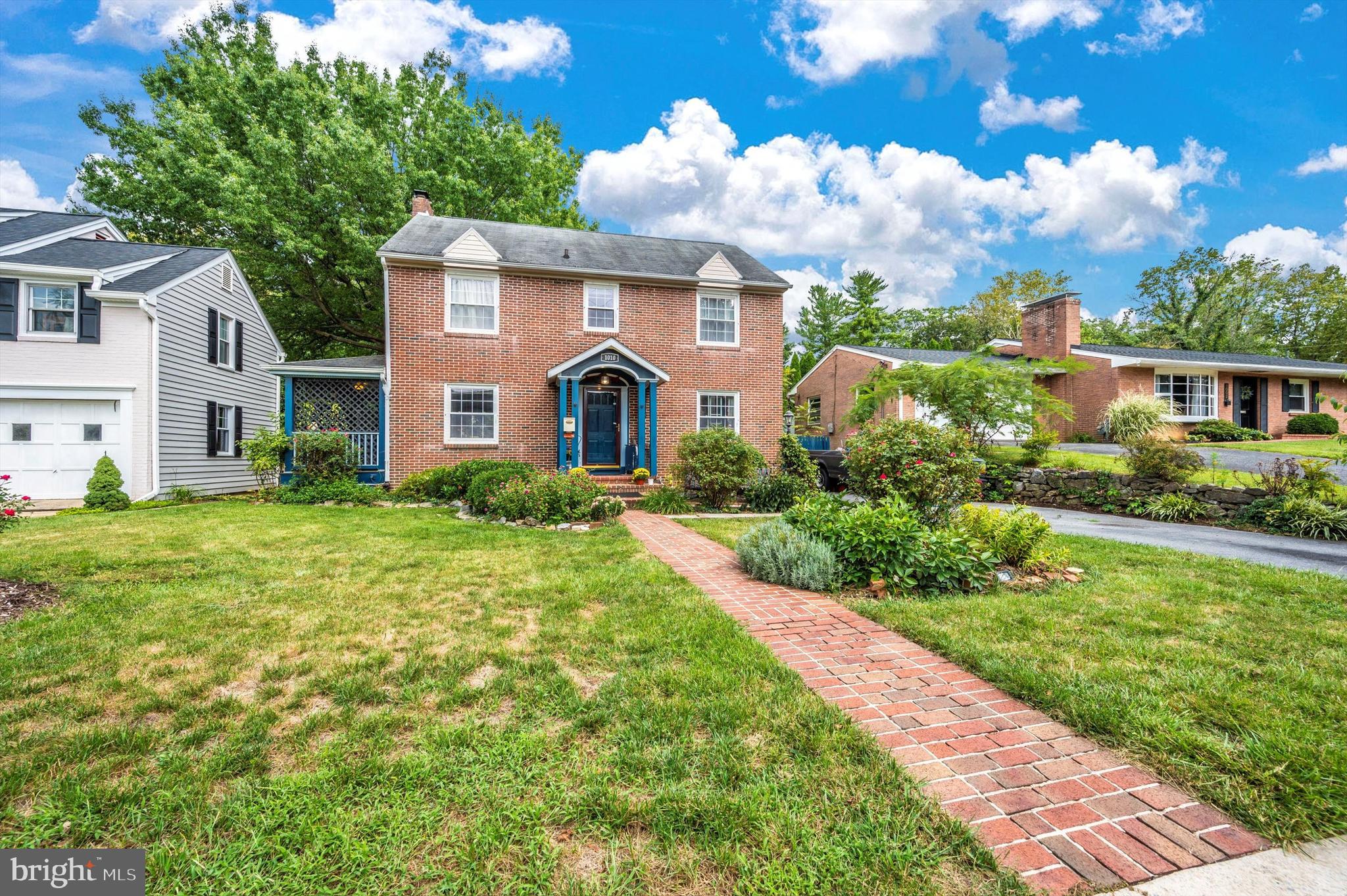 1010 WOODLAND WAY