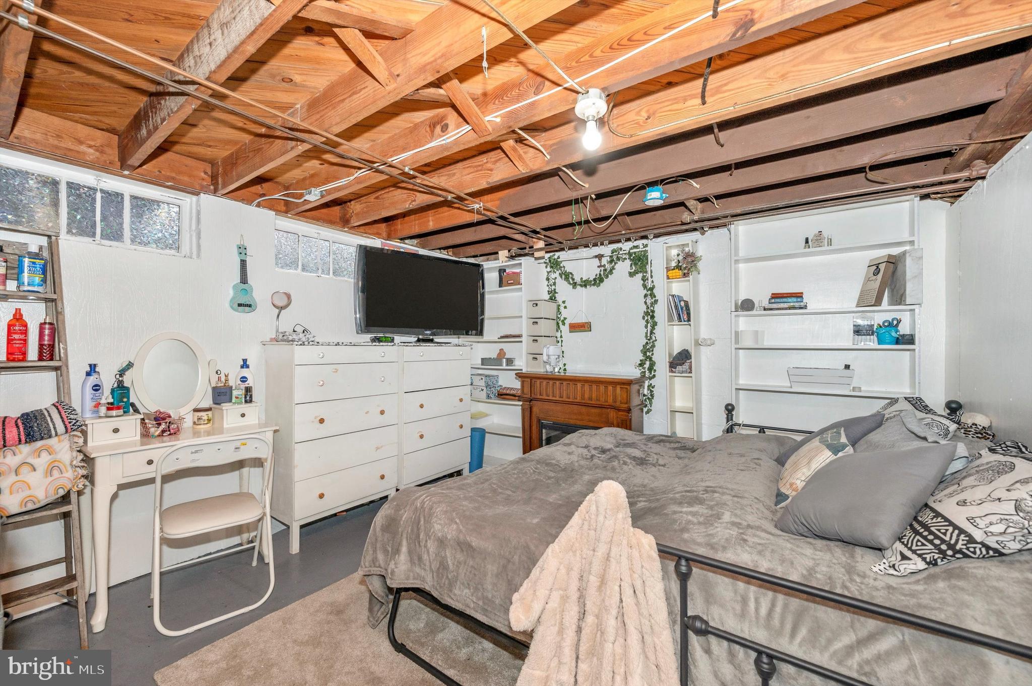 1010 WOODLAND WAY