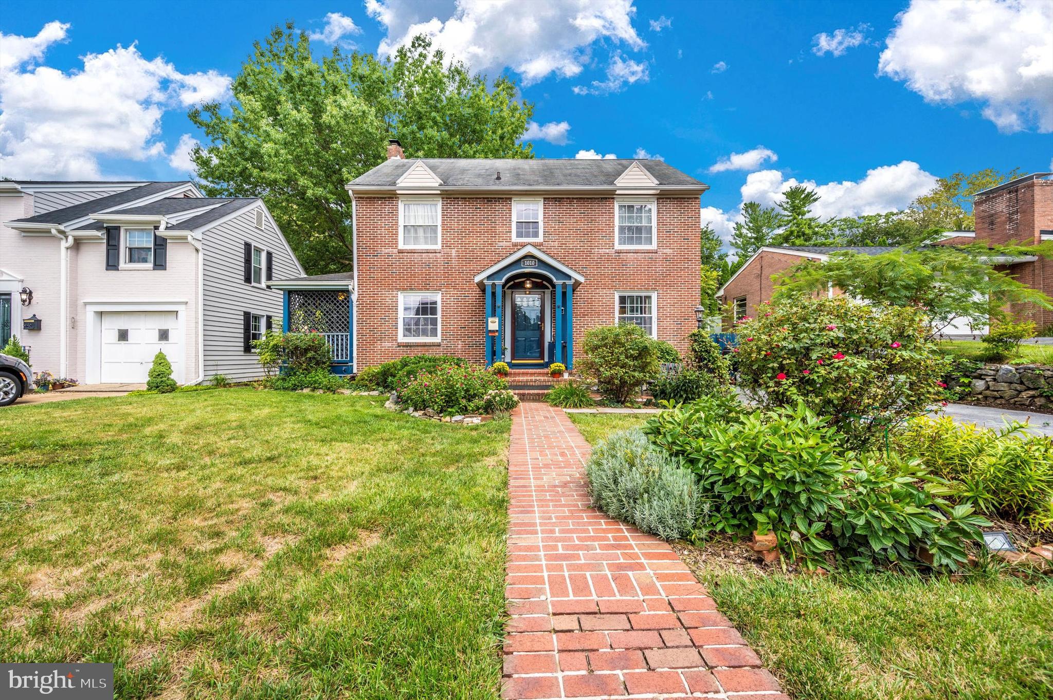 1010 WOODLAND WAY