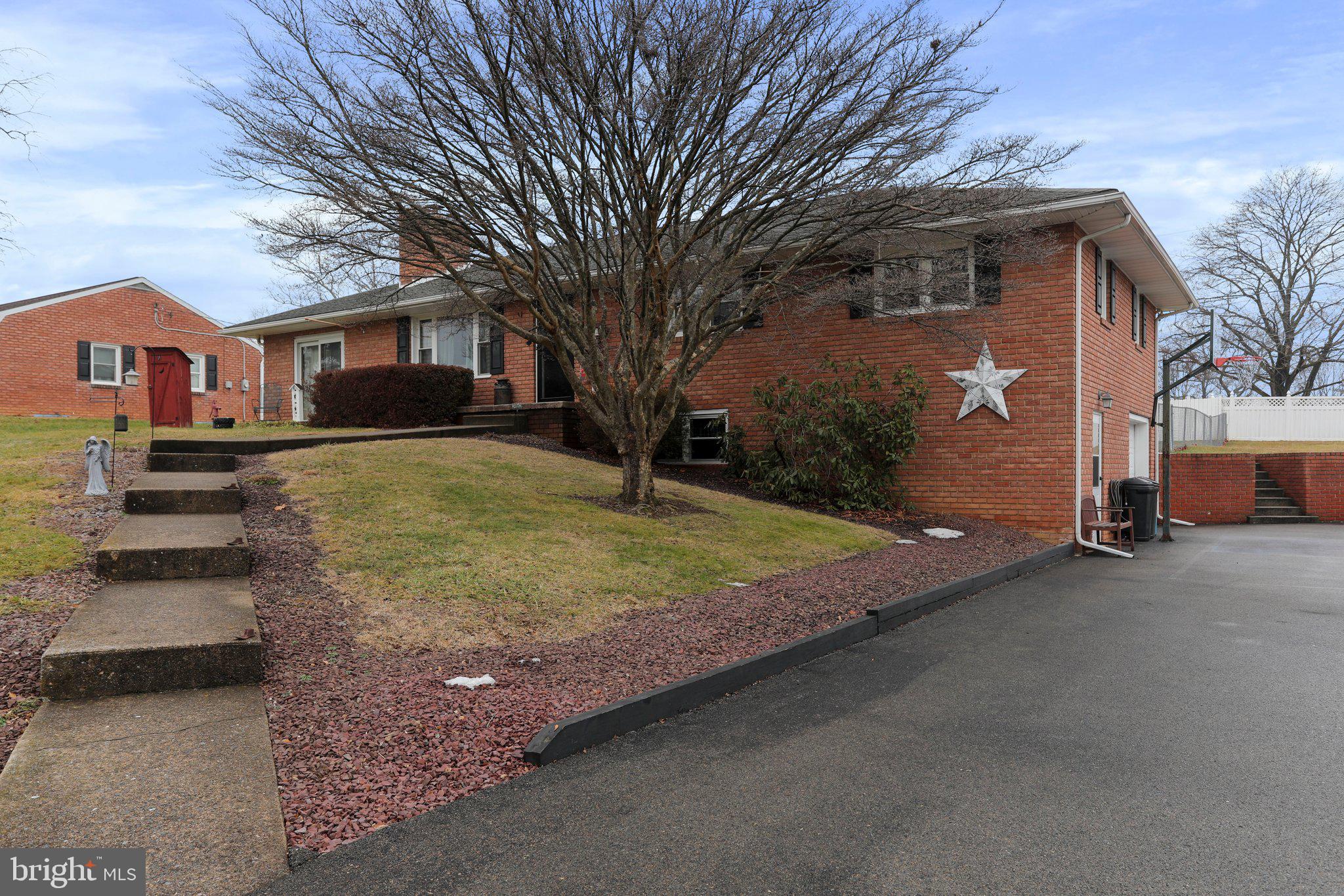 16024 Plumtree Ln