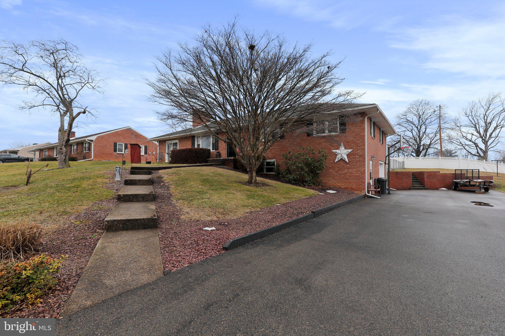 16024 Plumtree Ln