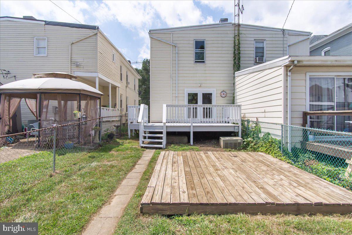 118 E 1st St