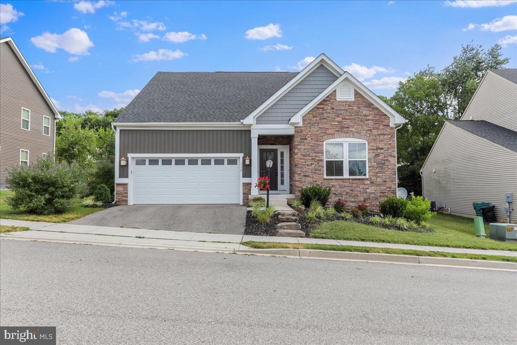 318 E Wing Way