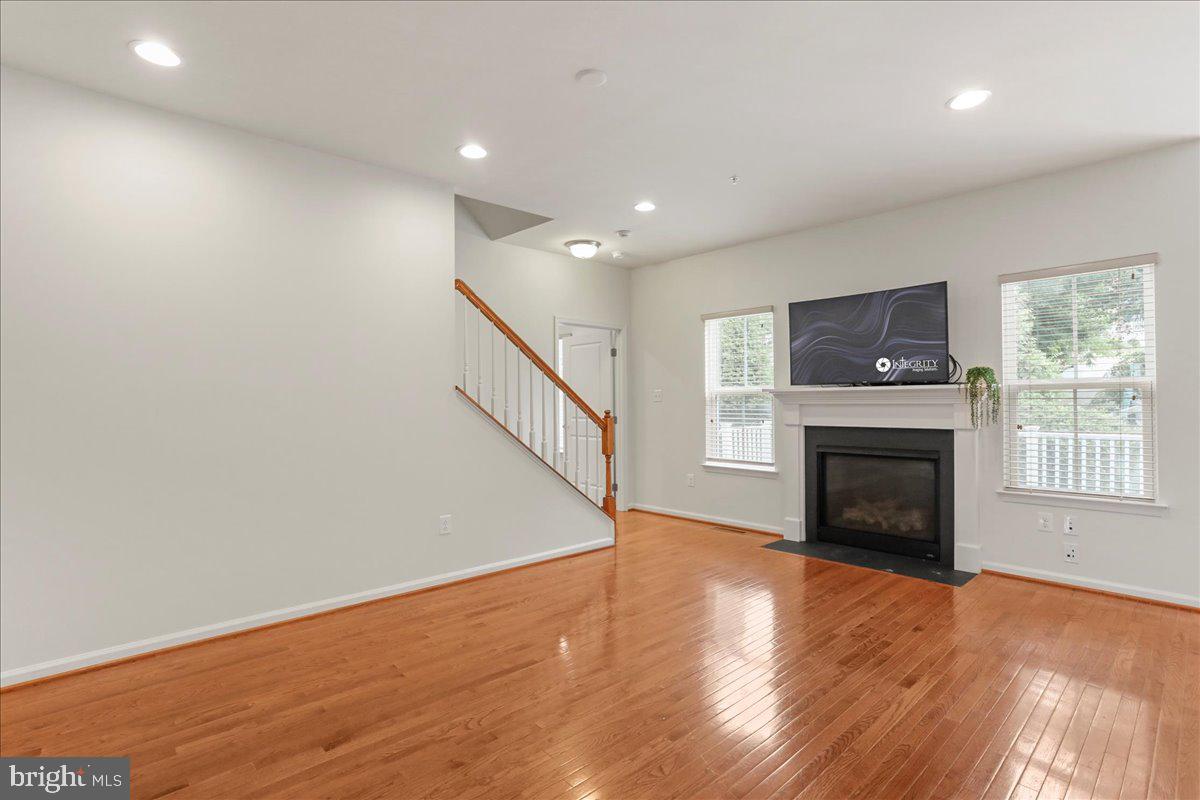 318 E Wing Way