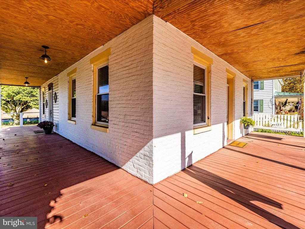 21130-21126 Twin Springs Dr