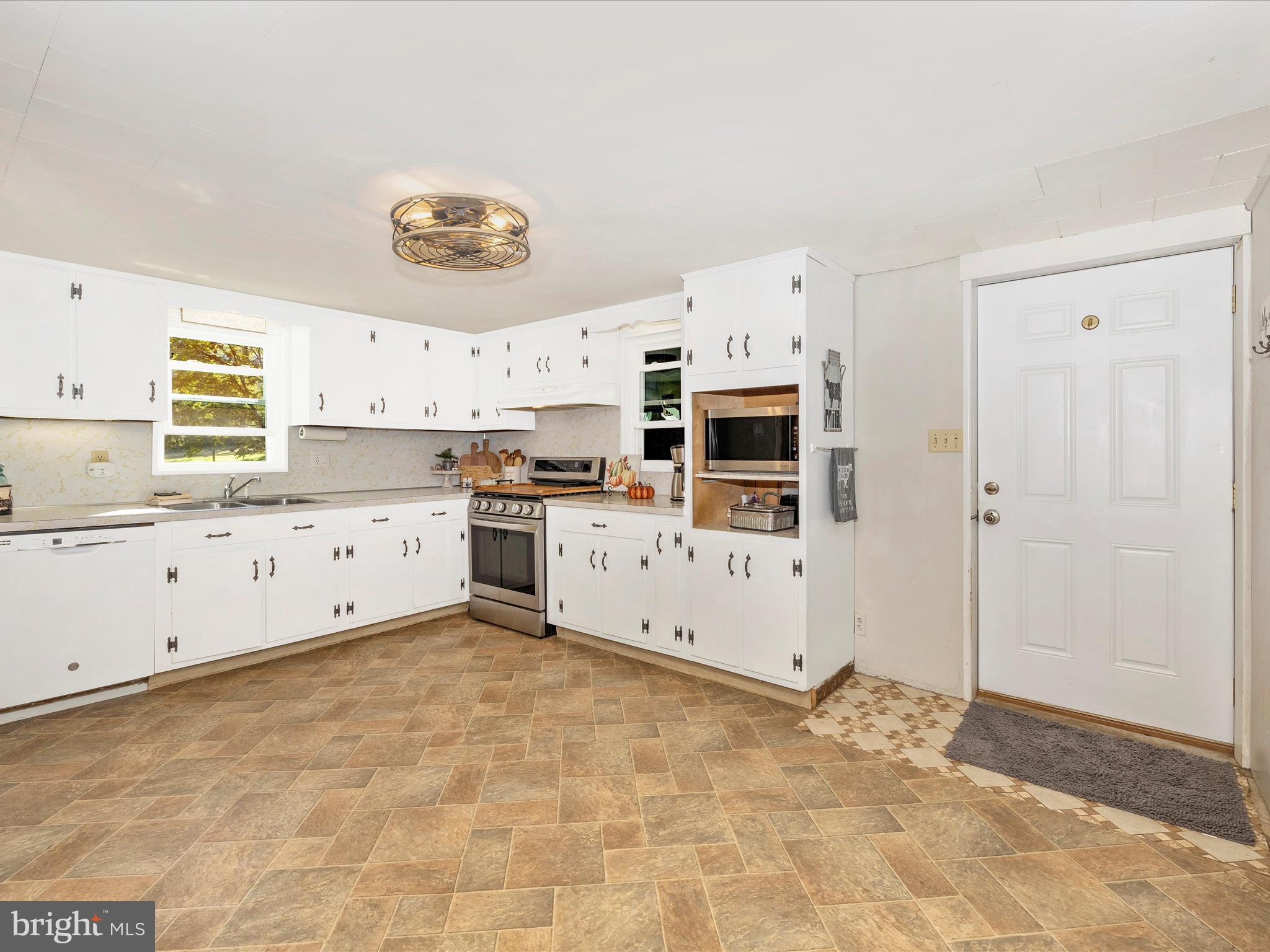 22705 Jefferson Blvd