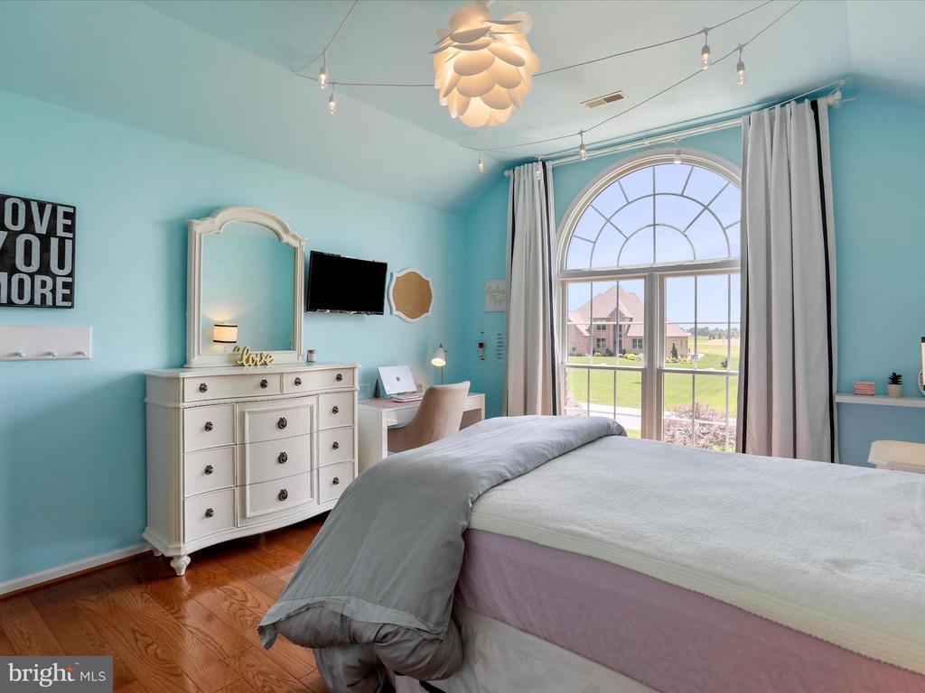 22124 WHITESTONE COURT