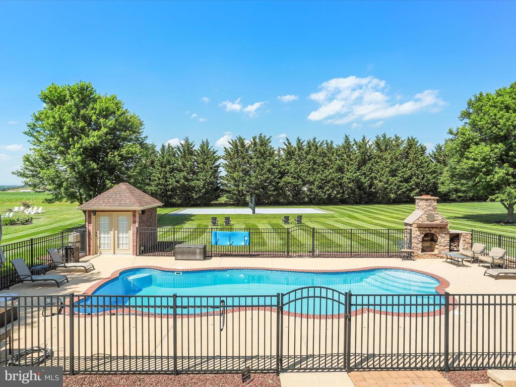 22124 WHITESTONE COURT