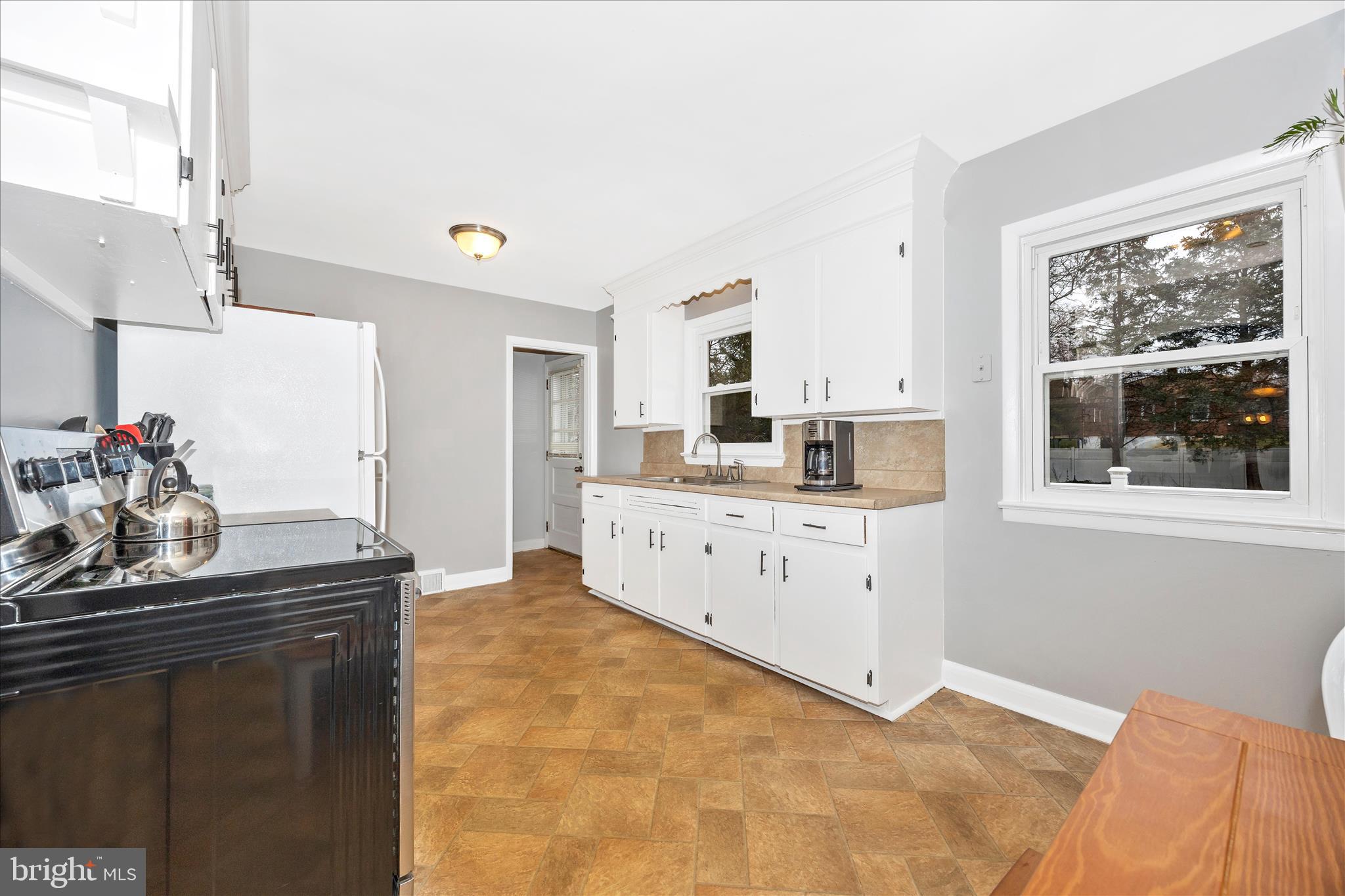 9711 CHAPELWOOD LANE